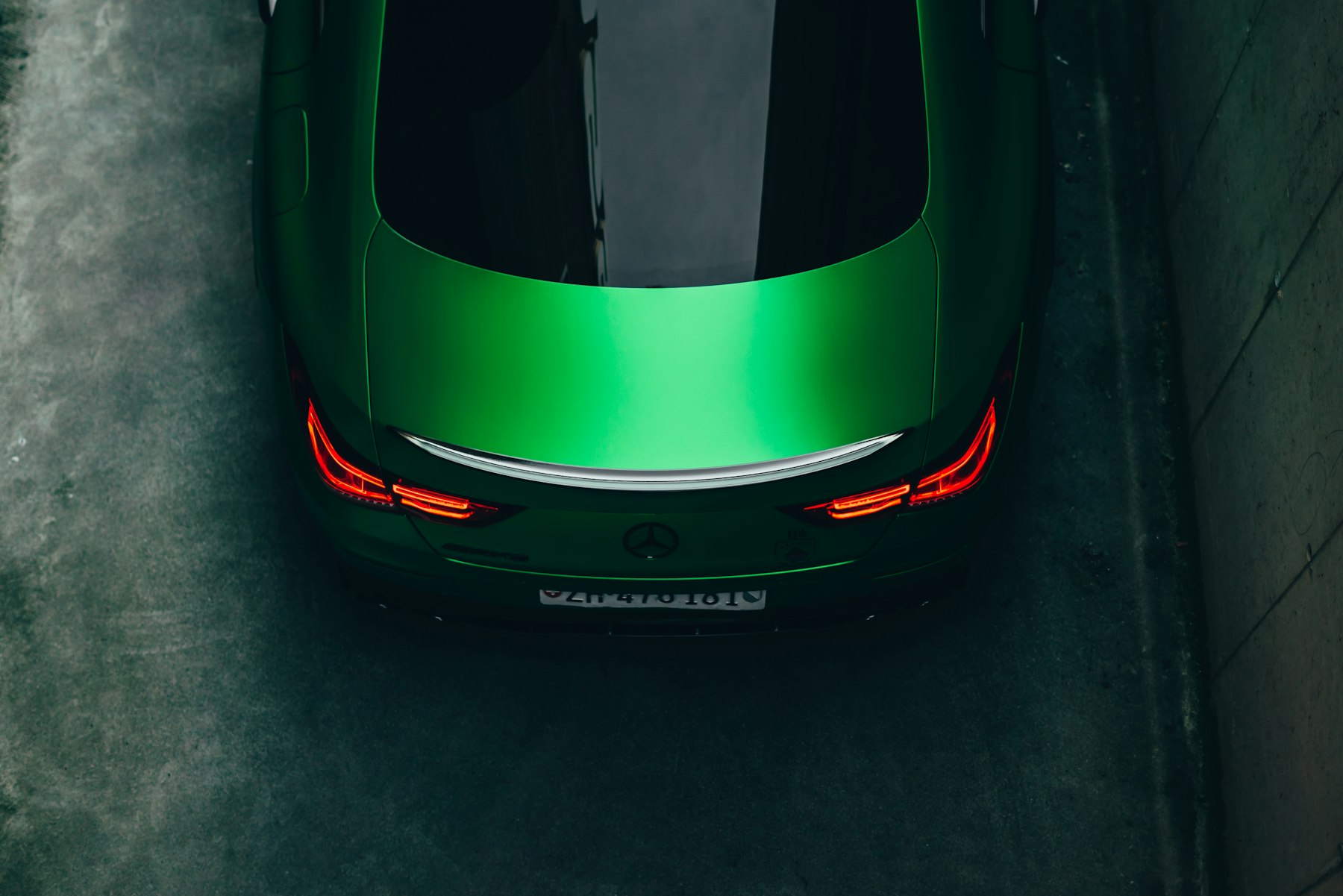 Groene sportwagen van achteren