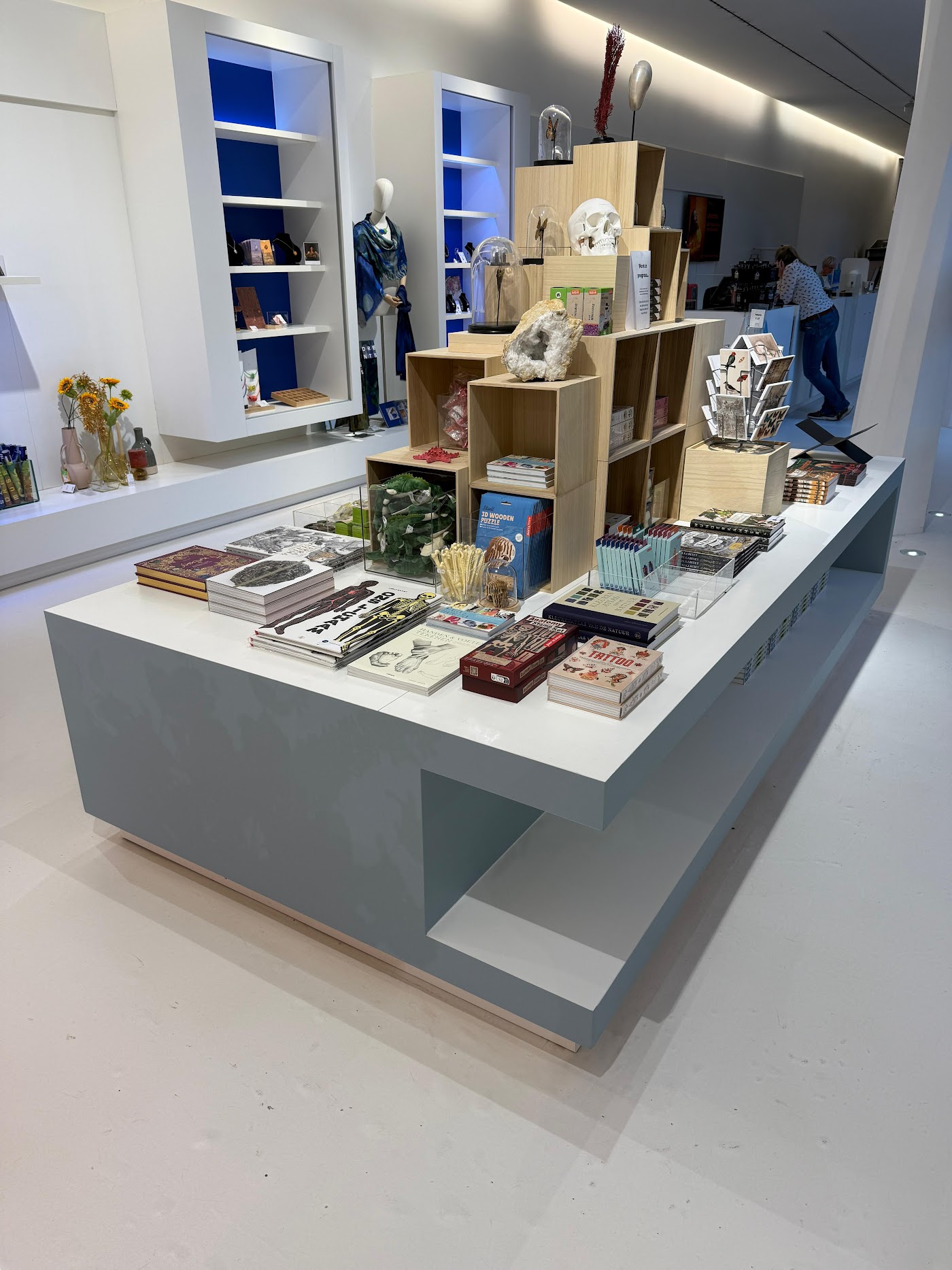 Gewrapte winkelbalie in een showroom