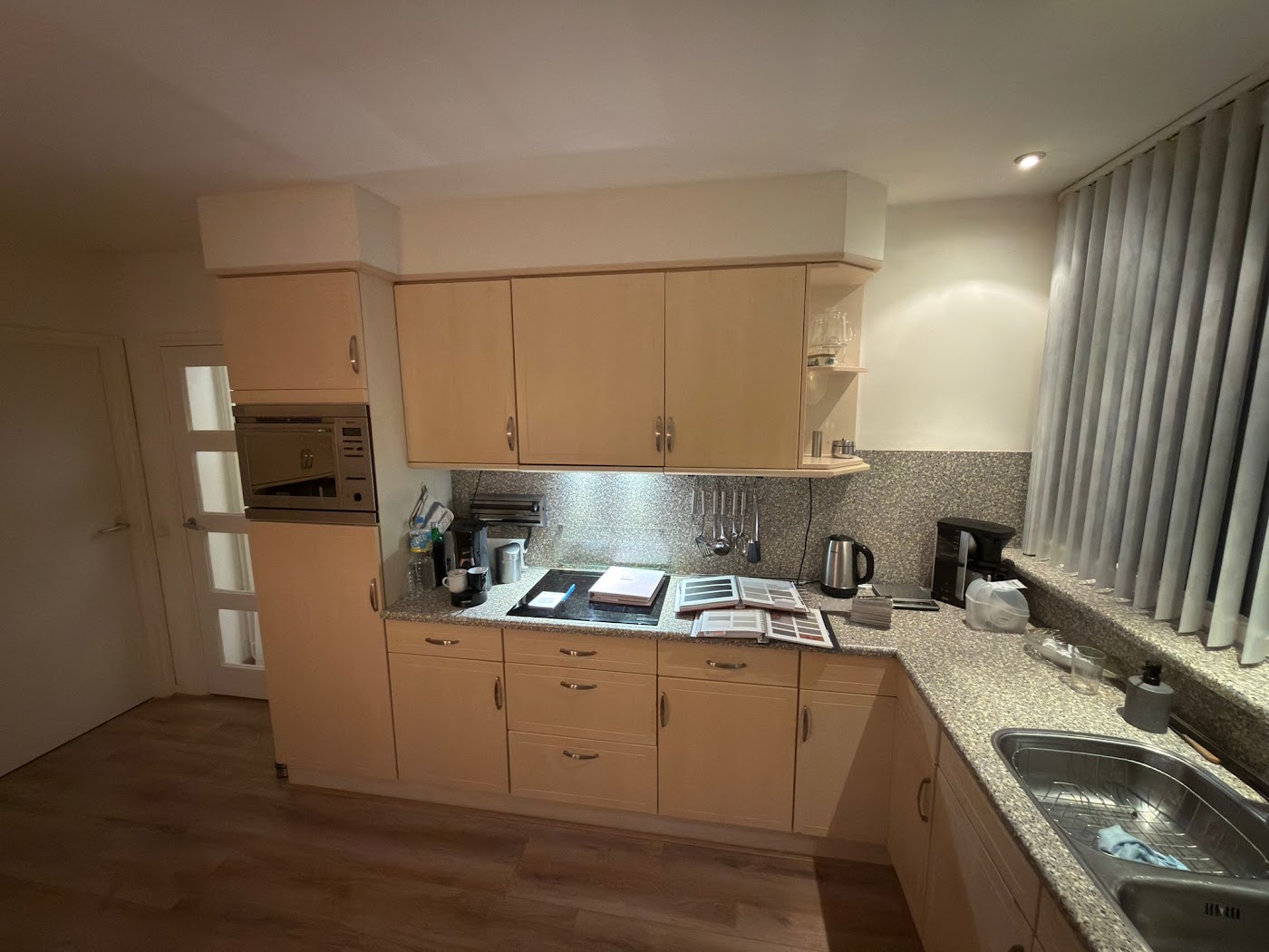 Gedateerde beige keuken vóór het wrappen