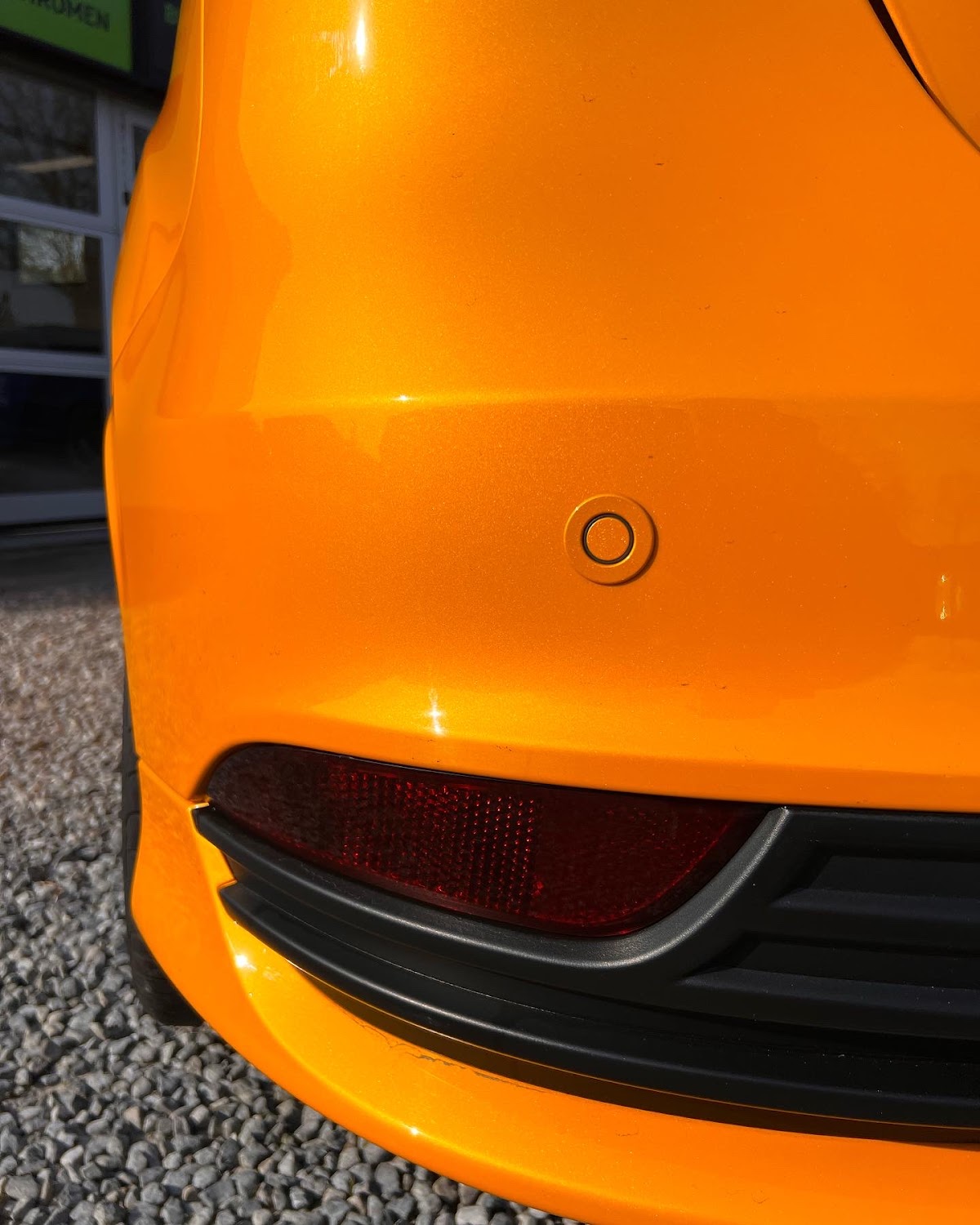 Oranje hatchback