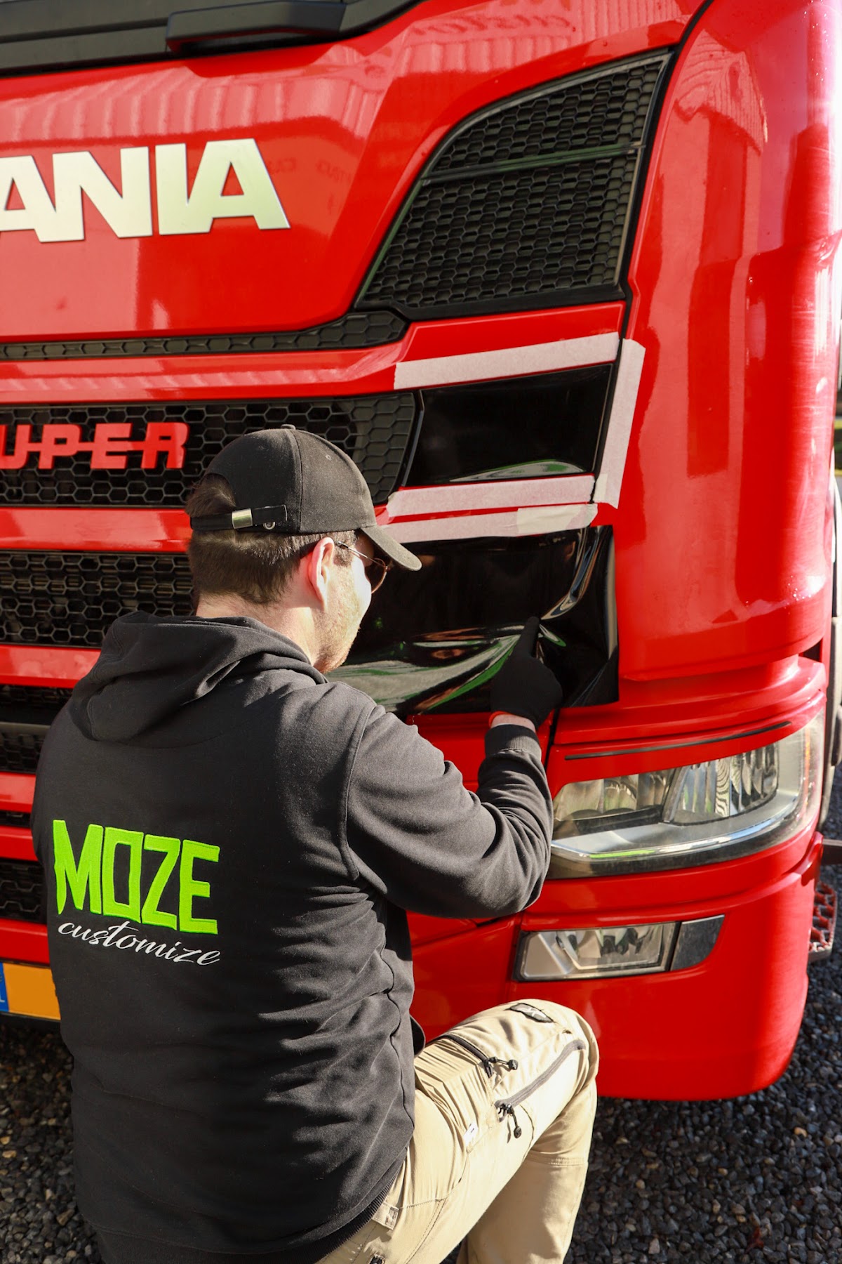 Aan het werk aan de grille van een Scania